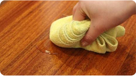 用干净抹布对家具内部进行深度清洁，去掉灰尘污渍